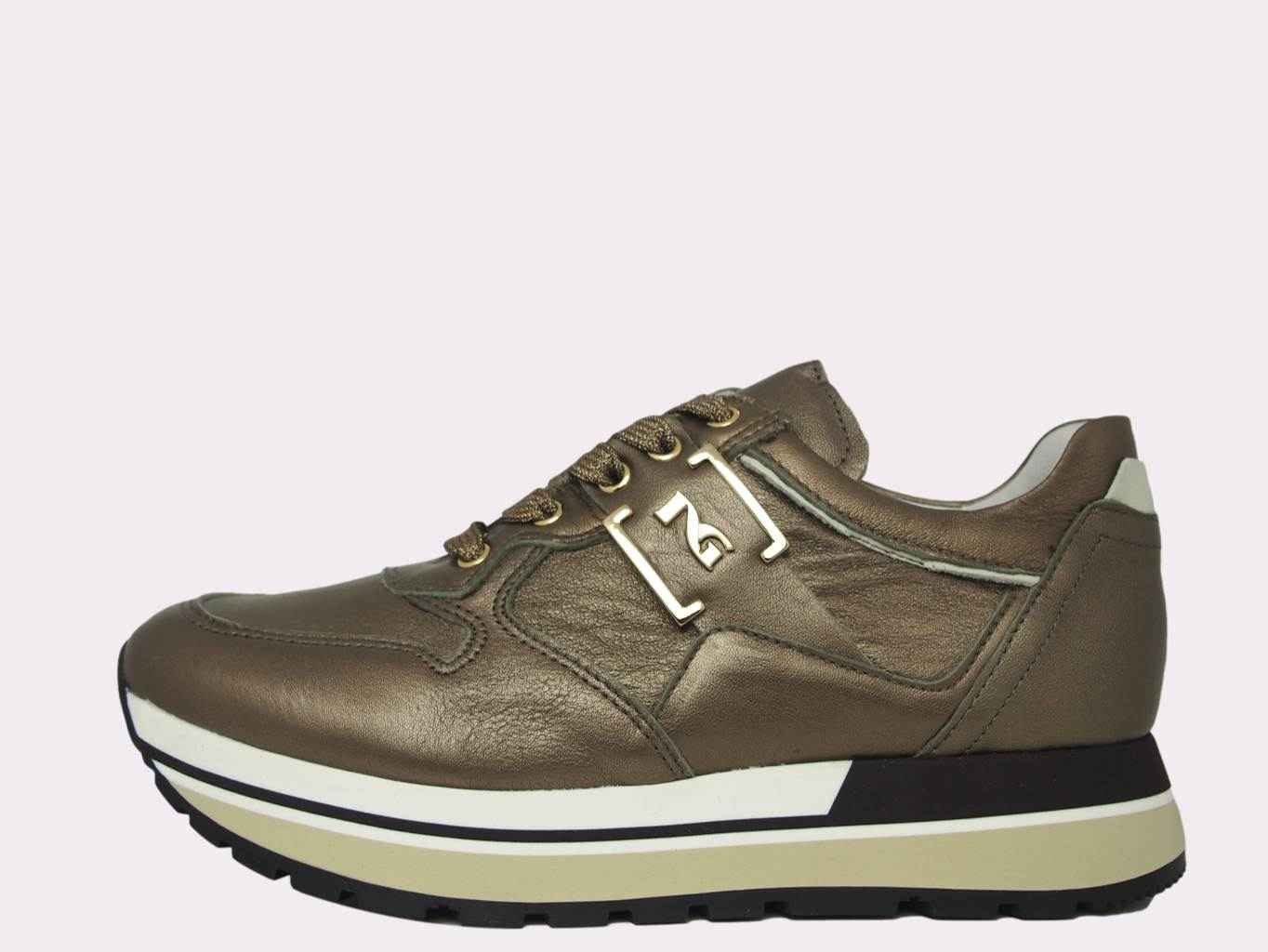Zapatilla de piel marrón para mujer