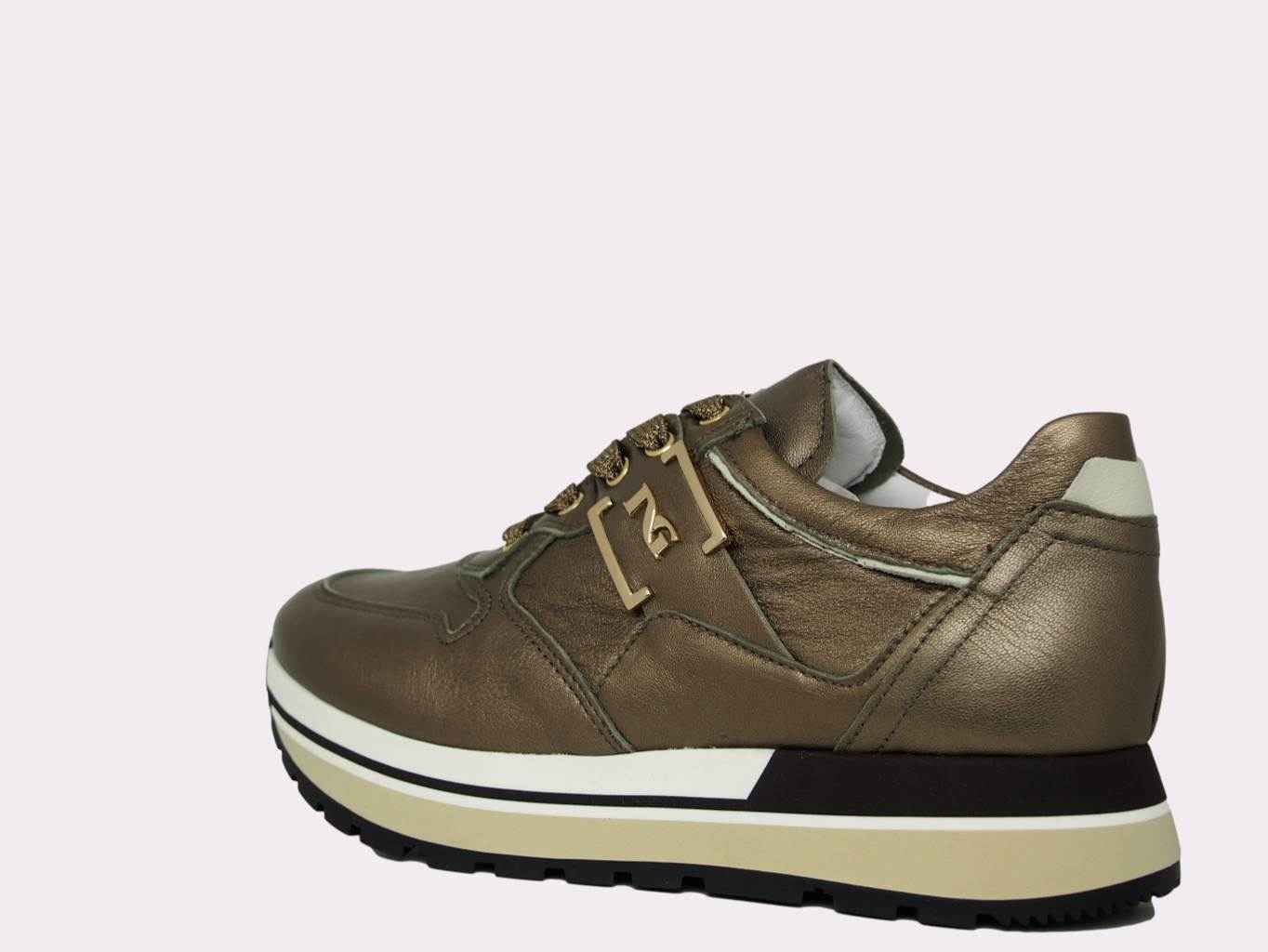 Zapatilla de piel marrón para mujer