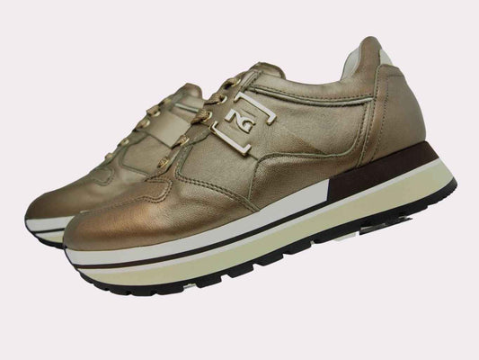 Zapatilla de piel marrón para mujer